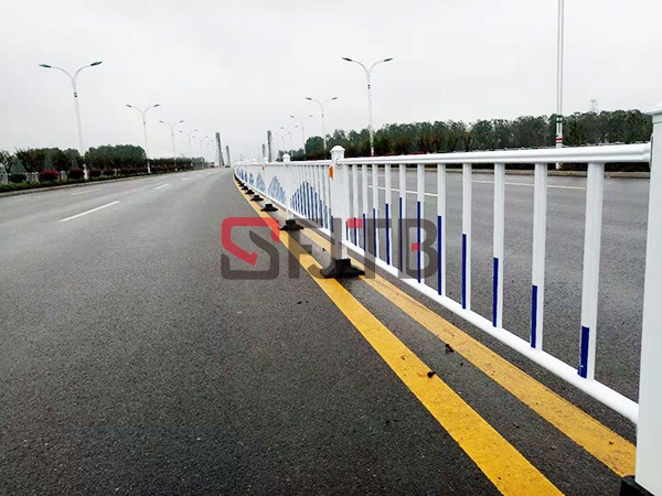 江蘇丹陽市常規(guī)隔離護欄