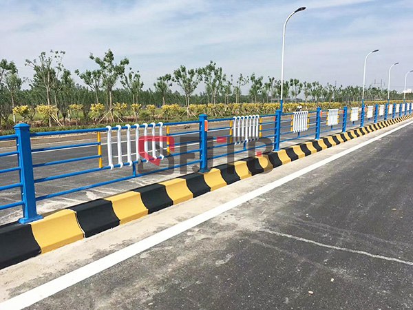 水泥墩中央護(hù)欄