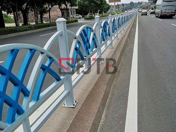 水泥墩中央護(hù)欄